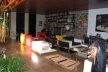 Fig. 13: Casa do arquiteto: área de estar, com vedação em bloco de concreto e abertura para o pátio interno<br />Foto Angela di Sessa 
