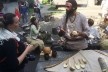 Voluntários do museu vestidos a caráter produzem peças artesanais de madeira<br />Foto Ana Carolina Brugnera / Lucas Bernalli Fernandes Rocha 