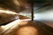 Espaço entre o volume de aço corten e o subsolo<br />Foto Leonardo Finotti 