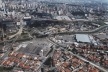 Carrefour e Pão de Açúcar. Vista aérea do Carrefour (lado direito) e do Pão de Açúcar (lado esquerdo) na Avenida dos Estados [Acervo da autora, 2003]