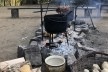 No horário das refeições, o mesmo fogo assa a carne<br />Foto Ana Carolina Brugnera / Lucas Bernalli Fernandes Rocha 