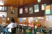 Cena de bar em Mindelo<br />Foto Paula Janovitch 