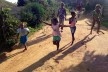 Crianças na via principal da comunidade<br />Foto Fabio Lima 