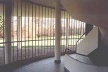 Vista do espaço coberto de transição no pilotis desde o hall principal<br />Foto Carlos Alberto Maciel 