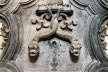 Serpentes entrelaçadas esculpidas em pedra sabão, detalhe de lavabo de sacristia, propriedade da Arquidiocese de Mariana MG, 2014<br />Foto Elio Moroni Filho 