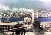  Fábrica de cemento Mercerón, Santiago de Cuba. Al fondo la Sierra Maestra