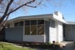 Elementos da arquitetura moderna: a entrada lateral, a janela acompanhando o telhado. Tour por Brentwood, AB, Canadá<br />Foto Octavio Lacombe 