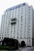 Hotel Four Seasons Buenos Aires: frontões chippendale extraídos da torre AT&T (1978) de Phillip Johnson, sobre a fachada com mansardas e rusticação [autor]