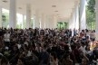 Público junto aos pilotis monumentais da FAU UFRJ, palestra Zaha Hadid e Patrik Schumacher na FAU UFRJ<br />Foto divulgação 