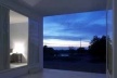 Sala de estar com vista sobre o vale, onde se localiza a piscina