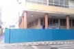 Edifício da prefeitura no Centro Histórico de Salvador, com tapumes de cor azul<br />Foto Volha Yermalayeva Franco 