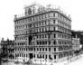 Hotel Palace, na Av. Central, vendo-se parte do Morro do Castelo<br />Foto de Augusto Malta  [http://www.almacarioca.com.br/]