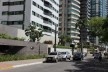 A cidade excludente: muros, cercas, portões, guaritas e calçadas vazias<br />Foto Roberto Ghione 