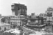 À esquerda, Edifício Martinelli, em construção; à direita Edifício Sampaio Moreira. Vale do Anhangabaú, São Paulo, 1927 [SAN/DIM/DPH/SMC/PMSP]