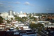 Fig. 11: Vista da Avenida Epitácio Pessoa, eixo de ligação entre o centro principal e os bairros litorâneos, vendo-se ao fundo a área litorânea. Espécie de centro linear, a avenida é composta por atividades de serviços especializados<br />Foto Paulo Falconi, 2007 