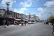 Fig. 19: A Avenida Josefa Taveira, principal via do Bairro de Mangabeira, apresentando um comércio e serviços diversificados, além do reforço de atividades informais<br />Foto Paulo Falconi, 2007 