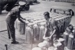 Processo de beneficiamento do leite: transporte das fazendas à usina em latões [EKMAN, 1966]