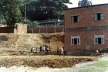 Degradação de talude pela ação dos fatores erosivos, especialmente pela ação do runoff. Na parte central, o início de uma voçoroca. Maio 2001 [Souza, 2001]