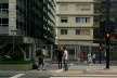 Pessoas aguardando a liberação da faixa de pedestres, São Paulo<br />Foto Abilio Guerra 
