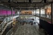 Sesc Araraquara, área de convivência, 2000. Arquitetos Abrahão Sanovicz e Edson Jorge Elito<br />Foto Leonardo Finotti 