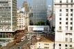 Praça do Patriarca, São Paulo, 2002. Cobertura de Paulo Mendes da Rocha<br />Foto da autora 
