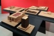 Exposição “Escola Viva”, sala com maquetes (ainda em montagem), Centro Cultural São Paulo<br />Foto Lizete Rubano 