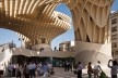 Metropol Parasol, laje suspensa sob a cobertura de madeira, Sevilha. J. Mayer H. Architects, 2004<br />Foto Fernando Alda 