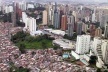 Vista aérea del barrio Morumbi. Favelas al lado de edificios de viviendas de lujo<br />Foto Rein Geurtsen/ Workshop Rios Urbanos, 2003 