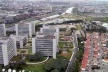 Vista aérea del centro Empresarial, Sao pablo. Al lado urbanización de viviendas de para la clase media-baja<br />Foto Rein Geurtsen Workshop Rios Urbanos, 2003 