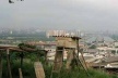 Edificios corporativos en la margen del Rio Pinherios, Sao Pablo. Vista desde la favela Morro do Jaguaré<br />Foto Rein Geurtsen Workshop Rios Urbanos, 2003 