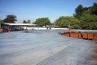 Fundação Darcy Ribeiro. Realização de cura do concreto da laje do mezanino com manta de bidim molhada. Instituto Brasileiro de Tecnologia do Habitat, Arquiteto João Filgueiras Lima, Lelé. Brasília DF, Brasil, 2010