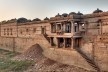 Reservatório da mesquita Sarkej Rosa em Ahmedabad (lago seco, com entulhos)<br />Foto Carlos M Teixeira 