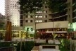 Brascan Century Plaza, praça de acesso coletivo, Itaim Bibi, São Paulo. Arquitetos Jorge Konigsberger e Gianfranco Vannucchi<br />Foto Nelson Kon 