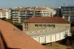 Vista dos telhados dos edifícios existentes, do corpo da nova biblioteca e da cidade, a partir da torre<br />Foto Laura Castro Caldas & Paulo Cintra 