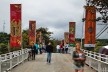 Flip 2011, ponte entre centro histórico e outro lado do rio, Paraty<br />Foto Nelson Kon 