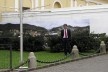 Victor Hugo Mori na frente de painel da Exposição “Patrimônio e paisagem"<br />Foto divulgação  [MCB, 2008]