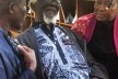 Demas Nwoko com A. Ugbodaga e o arquiteto Diébédo Francis Kéré, prêmio Pritzker 2022<br />Foto Francesco Del Brenna 