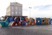 Letreiro "Salvador" na frente do Elevador Lacerda, com a inscrição na primeira letra: “Carnaval 2019 – O mundo escolheu Salvador”. Outras letras contêm imagens de máscaras carnavalescas, fachadas coloridas das casas coloniais, retrato de Castro Alves<br />Foto Volha Yermalayeva Franco 