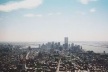 Vista aérea de Lower Manhattan a partir de Midtown [upload.wikimedia.org/wikipedia/en/e/e0/Esbwtcview.jpg]