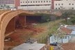Área de intervenção sob o viaduto com universidade ao fundo<br />Imagem dos autores do projeto 