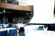 Interior do restaurante, com destaque para o mezanino e a lareira<br />Foto do autor 