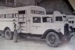 Processo de beneficiamento do leite: carregamento do produto no carro para distribuição do leite aos consumidores [CALASIS e PUTTE, 1966]