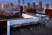 O hotel Water House, projetado pelos arquitetos Lyndon Neri e Rossana Hu, do Design Republic, e seu terraço com vista para Pudong [www.thedesignrepublic.com]