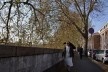 Contrastes, freira e pedestres as margens do rio Tevere<br />Foto Fabio José Martins de Lima 