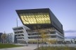 Library and Learning Centre, University of Economics & Business Vienna, southwest façade. Zaha Hadid Architects<br />Foto Roland Halbe  [Foto divulgação]