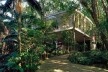 Casa de Vidro, Morumbi, São Paulo. Arquiteta Lina Bo Bardi<br />Foto Nelson Kon  [OLIVEIRA, 2002, p. 23]