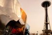 Imagem 2 – “Experience Music Project” de F. Gehry e “Space Needle” de V. Steinbrueck - dividindo o mesmo espaço no “Seattle Center”, duas obras de distintas fases econômicas, mas que refletem a mesma perspectiva em busca dos holofotes internacionais [o autor]