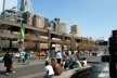 Imagem 4 – O viaduto Alaskan Way e o downtown – a barreira visual ao nível do pedestre. Poluição sonora e visual se mesclam em prejuízo das potencialidades oferecidas pela área [o autor]
