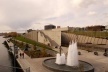 Imagem 7 – Parque Olympic Sculpture – o extremo norte da área de remodelação da Orla Central. Um local de exposição de esculturas ao ar livre e de recuperação ambiental do terreno de uma antiga refinaria de petróleo [o autor]
