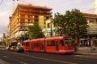 Imagem 9 – O bonde de Seattle – a retomada de uma antiga solução. Inaugurado em Dezembro de 2007, o bondinho opera ligando o bairro SLU ao downtown, apostando no futuro adensamento, visível ao fundo [o autor]